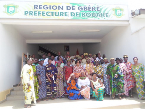 Euphrasie Kouassi Yao, ministre de la Promotion de la femme, de la famille et de la Protection de l'enfant (en tenue pagne fleurie) entourée des forces vives de Bouaké.
