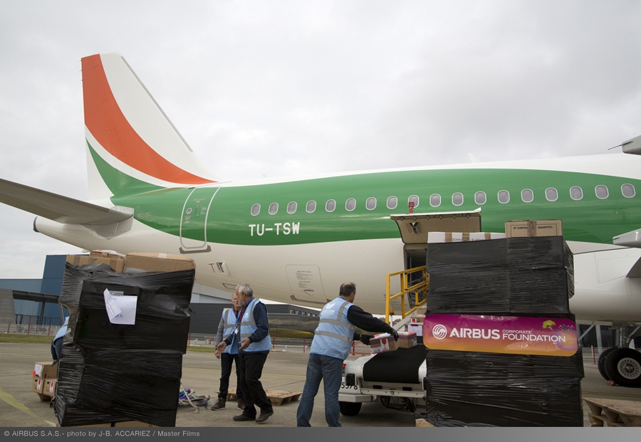 Chargement du Fret Humanitaire sur le dernier A320 d’Air Côte d’Ivoire à l’aéroport de Toulouse Blagnac