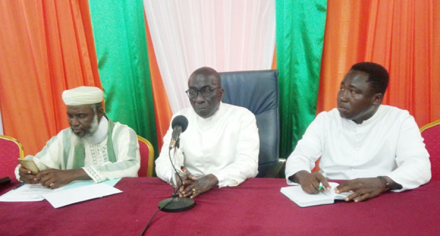 Le président du Forum national des confessions religieuses, Ediémou Blin Jacob (au micro), à sa droite l’Imam Koné Ibrahim se sont félicités de l’intervention des experts.