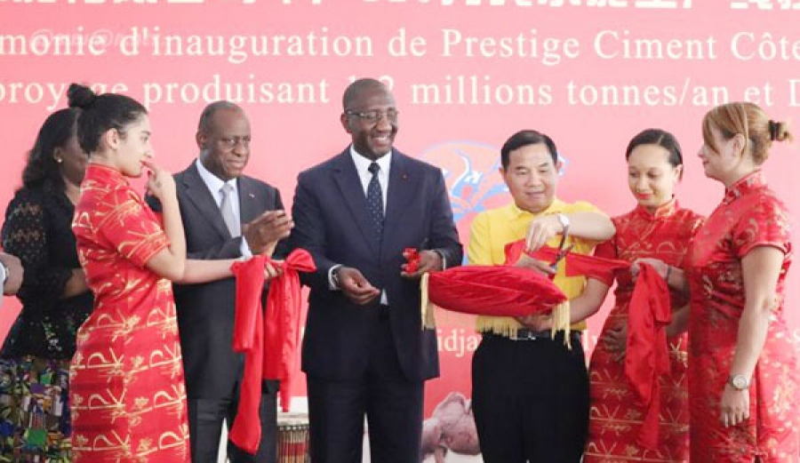 Le ministre Souleymane Diarrassouba a procédé à la coupure du ruban symbolique de la cimenterie.