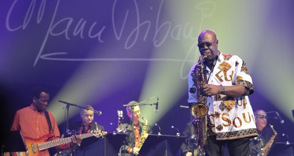 Plus que jamais au sommet de son art, à 85 printemps, Manu Dibango, en 60 ans de musique, demeure l’as des as du saxo !