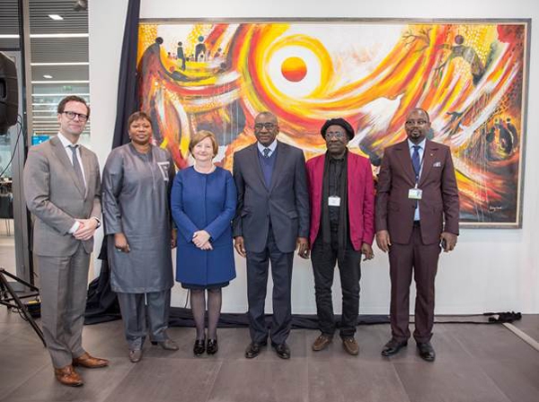 De gauche à droite: Le greffier de la CPI M. Herman von Hebel, le Procureur de la CPI Mme Fatou Bensouda, la Présidente de la CPI, Mme la juge Silvia Fernández de Gurmendi, le Ministre de la justice du Sénégal et Président de l’AEP S.E. M. Sidiki Kaba, l'artiste sénégalais M. Kalidou Kasse et l'Ambassadeur du Sénégal à La Haye S.E. M. Momar Diop, devant le tableau de M. Kasse, intitulé « La Paix par la Justice »