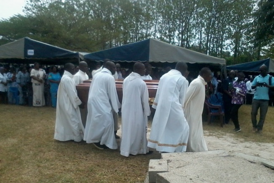 Le père Pierre Aka Kouassi Nkruma décédé le 3 mars a été inhumé le 29 mars dans la cour de la paroisse St André à Yakassé-Féyassé