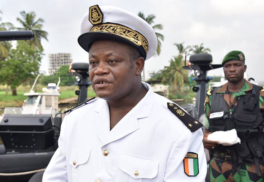 Marine Nationale 29 Officiers Et Officiers Mariniers Debarquent Du Navire Fratmat