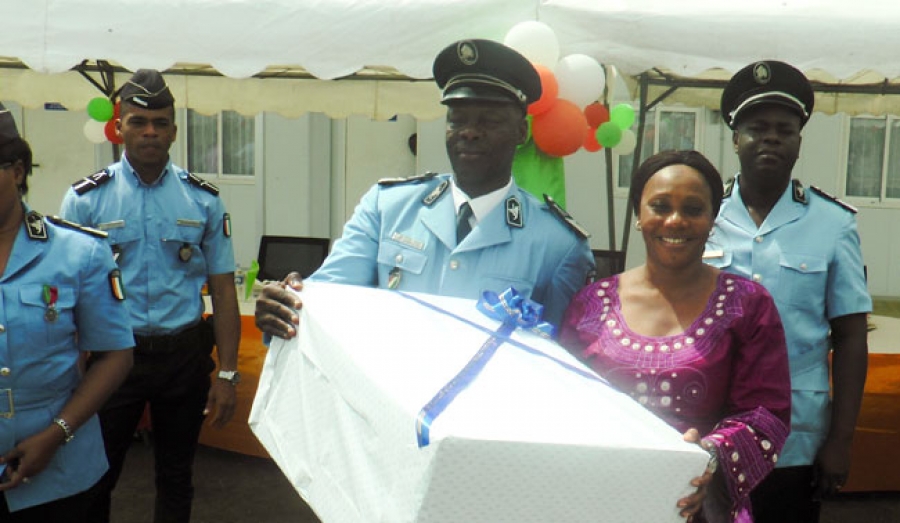 Le Préfet de police, Dosso Siaka, recevant son présent des mains de la directrice de la DPSD, le commissaire divisionnaire de police, Touré Mabonga.