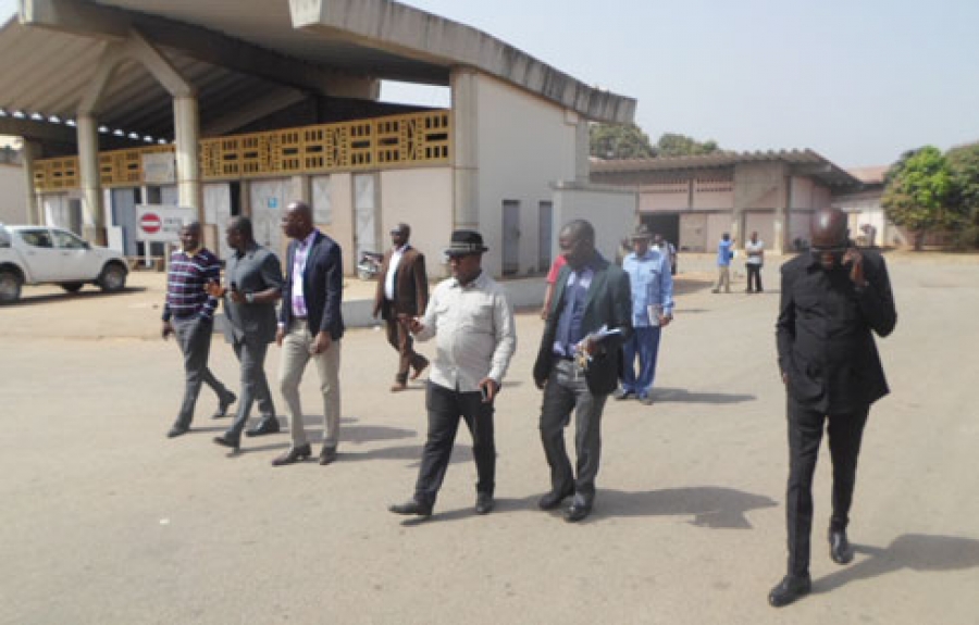 Le DG de l'Arre, le Pr Justin Koffi (chapeau) et sa délégation lors de la visite du Marché de gros de Bouaké.
