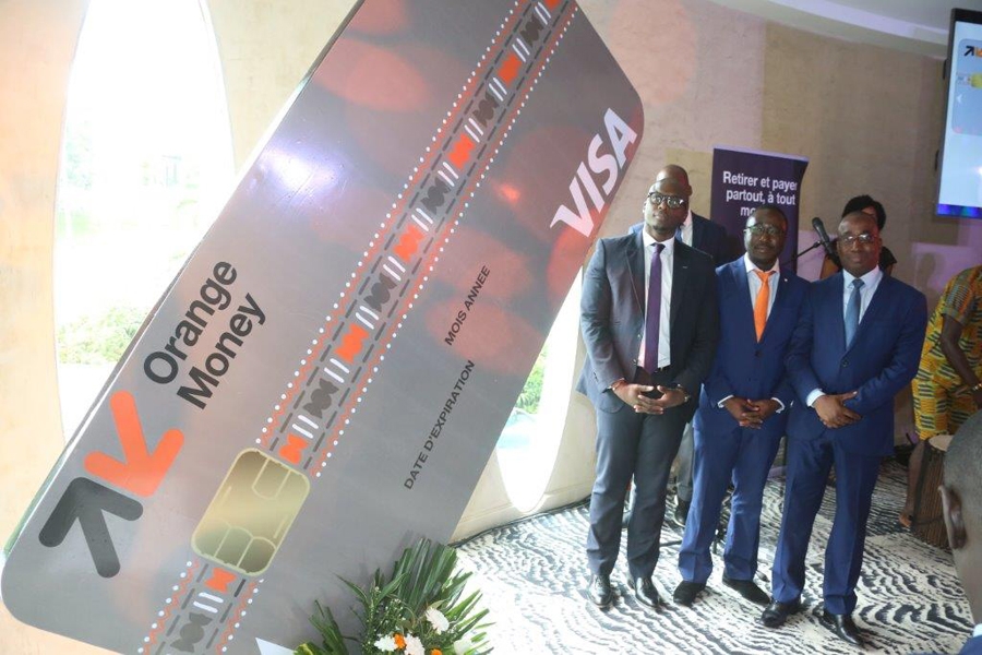 Le Dg d'Omci, le Dg Visa Afrique de l'ouest et centrale et le directeur pôle finance et supports de la Baci dévoilent la carte de retrait et de paiement Orange Money Visa