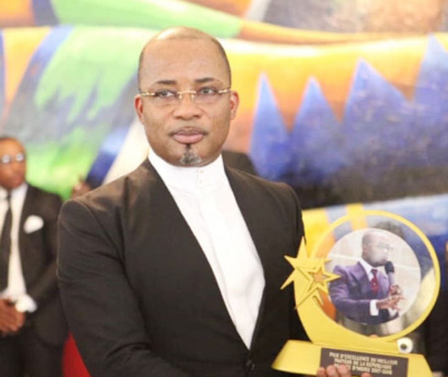 Archevêque Kodja, un Homme de Dieu au service de ses ouailles, arborant son trophée. 