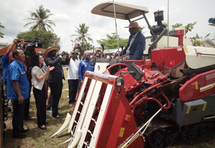 Le directeur général de l'Aderiz, heureux de recevoir de nouvelles machines qui boosteront certainement la production de riz en Côte d'Ivoire.