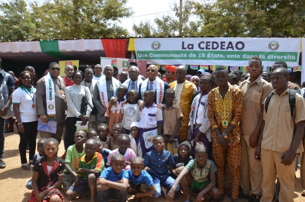 Jean-Claude Kassi Brou (mains sur les épaules d'un écolier) à l'issue de sa rencontre avec des jeunes burkinabè