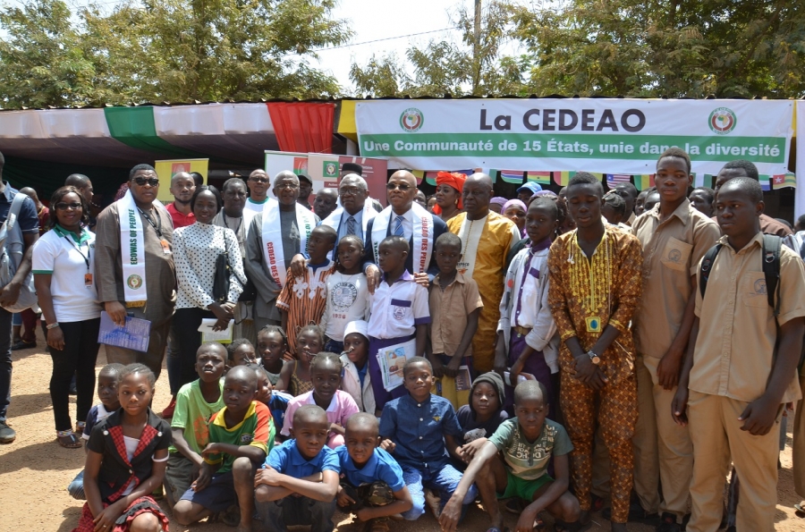 Jean-Claude Kassi Brou (mains sur les épaules d'un écolier) à l'issue de sa rencontre avec des jeunes burkinabè