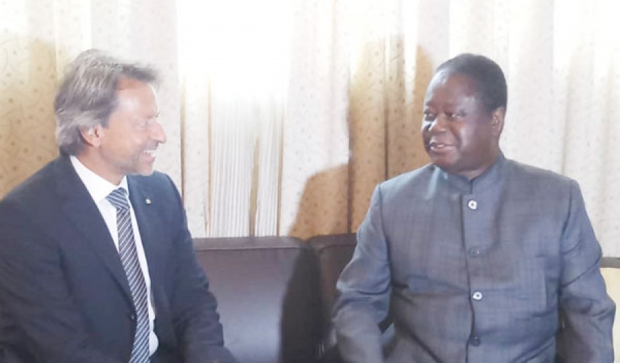 L’ambassadeur de l’Ue, Jobst Von Kirchmann et le président du Pdci-Rda, Henri Konan Bédié en plein échange.