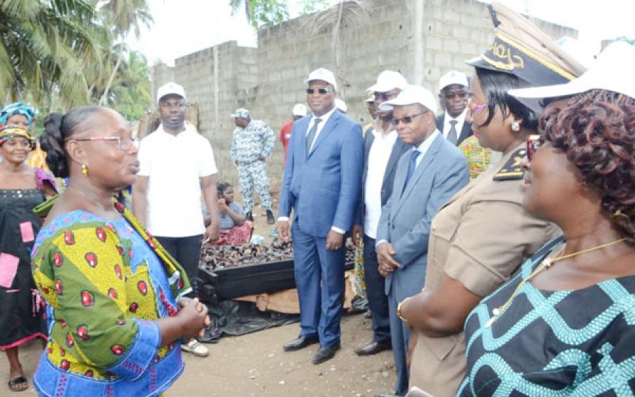 Le Pr. Joseph Séka Séka s’imprègne des réalités des femmes fumeuses de poissons dans le village d’Azuretti à Grand-Bassam.