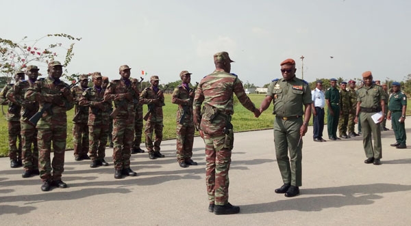 Le général de division Doumbia Lassina, chef d’état-major des armées, a visité ses hommes ainsi que le matériel déjà disponible pour cette mission.