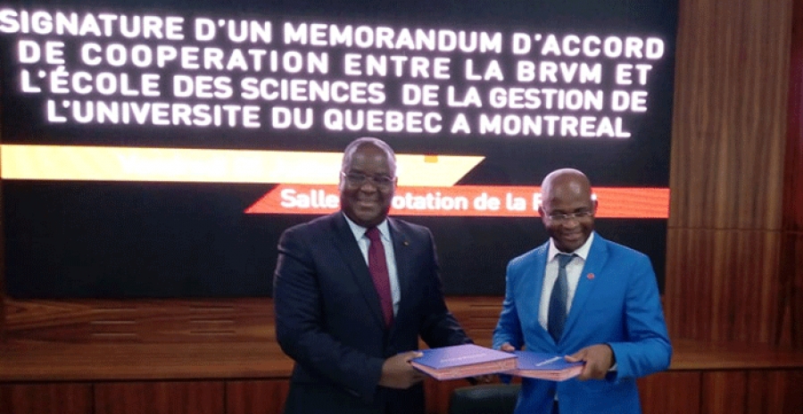 Le Dg de la Brvm et le doyen de l'Esg Uqam s'échangeant les parapheurs, après la siagnature de la convention