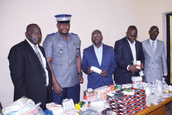 Dr Arounan Diarra, président de l’Ordre des pharmaciens de Côte d’Ivoire (3e à partir de la droite) se réjouit de cette importante saisie.
