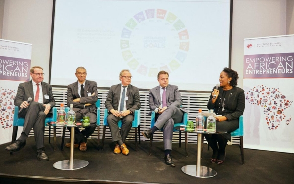 G-D: M. Carl Michiels, Directeur du Centre européen de gestion des politiques de développement (ECDPM); S.E. Lionel Zinsou, ancien Premier ministre de la République du Bénin; Bruno Wenn, ancien PDG de DEG, société allemande d’investissement et de développement et membre du conseil consultatif de la Fondation Tony Elumelu; M. Philippe De Backer, ministre belge de l'Agenda numérique, des Télécommunications et de la Poste; et Ifeyinwa Ugochukwu, DG de la Fondation Tony Elumelu.