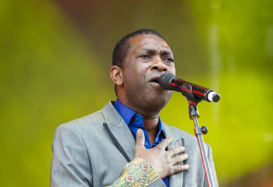 Youssou N’Dour entend partager des vibrations enjouées avec ses fans d’Abidjan et chanter avec eux l’hymne de l’Afrique qui gagne.