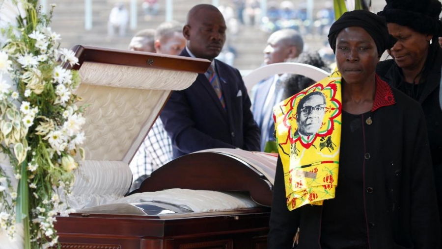Des Zimbabwéens viennent se recueillir auprès de la dépouille de l'ancien président Robert Mugabe, au stade Rufaro de Harare, le 13 septembre 2019.