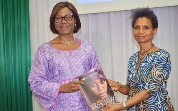 Nialé Kaba reçoit le rapport Unfpa 2019 des mains de Mme Argentina Matavel.