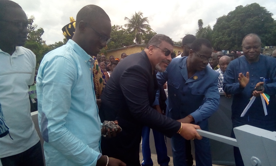 Koffi Hamed Zarour offrant de l'eau potable douce à Andobo Aluibo, Sakassou