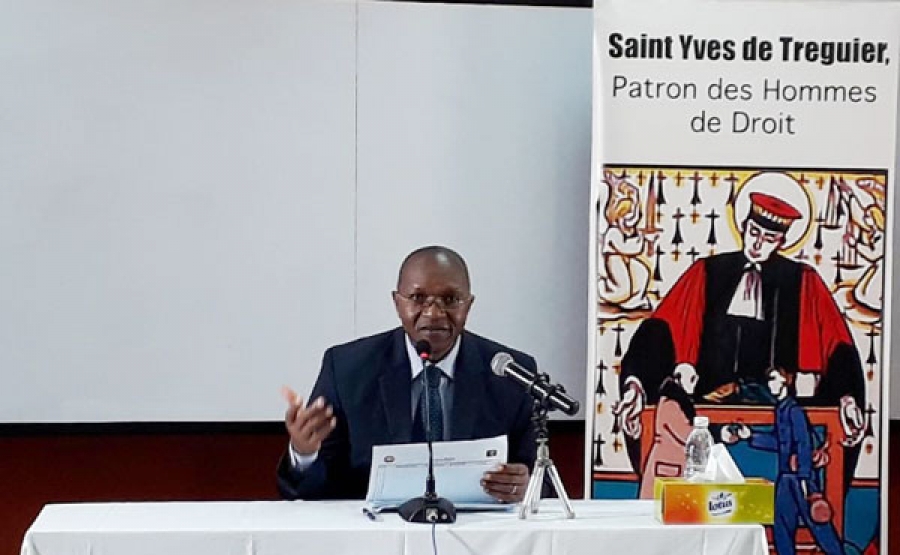 M. François Komoin, magistrat hors hiérarchie et président du Centre international pour le développement du droit(Cidd), lors de la conférence-débat.