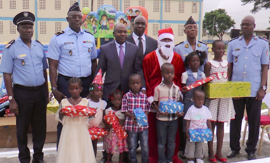 Les tout-petits (tenant gaiement les cadeaux) posent avec le ministre Sidiki Diakité entouré des généraux promus.
