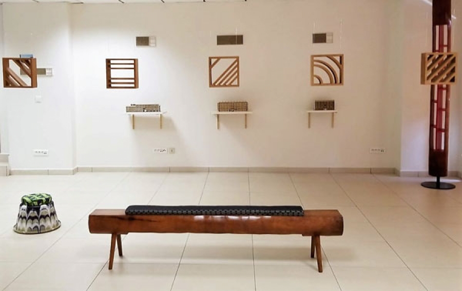 Le regard se posant aussi bien sur l’objet, entre contemplation artistique et fonction utilitaire, photographie et design font bon ménage chez LouiSimone Guirandou.