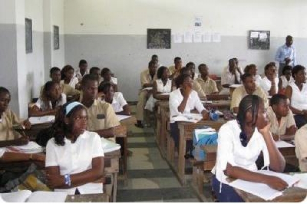 Selon les chiffres de la Direction des stratégies, de la planification et des statistiques (DSPS) du ministère de l’Education nationale et de l’Enseignement technique, en Côte d’Ivoire, 2.039.788 enfants subissent le décrochage scolaire chaque année. Dans le détail, ce sont 1.146.851 élèves du primaire pour un âge moyen de 8 ans, soit 36% qui arrêtent leurs études. Au premier cycle de l’enseignement secondaire, on dénombre 657.228 adolescents pour un âge moyen de 13 ans (64%) qui abandonnement l’école. Enfin au second cycle, ce sont 235.709 jeunes avec un âge moyen de 16 ans (80%) qui subissent le même sort.