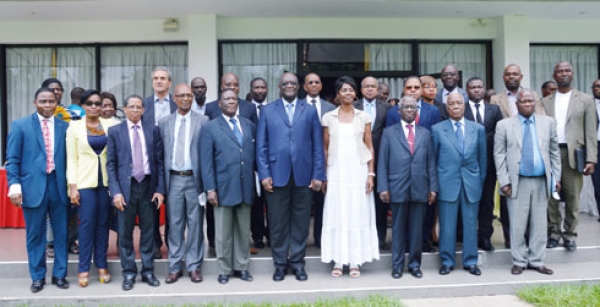 Les participants au pré-colloque ont posé avec Kany Zadi (en blanc), épouse de Marcel Zadi Kessy, qu'elle a représenté lors des cérémonies d'ouverture et de clôture.