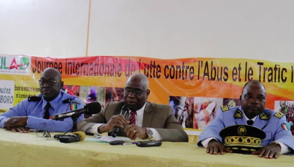 Le directeur de cabinet Cissé Lanciné (au centre avec le micro) traduisant les félicitations de la tutelle.