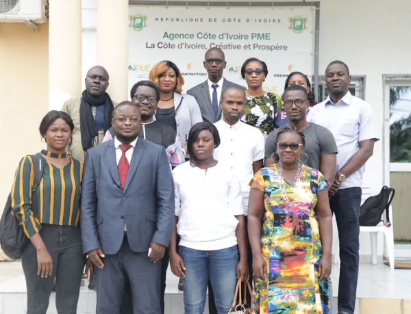Les journalistes et blogueurs autour de M. Cissé après le petit dejeuner-débat