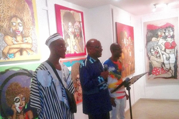 Encadrant leur mentor, Pr Yacouba Konaté, les deux plasticiens invitent à visiter une expo enchantée.