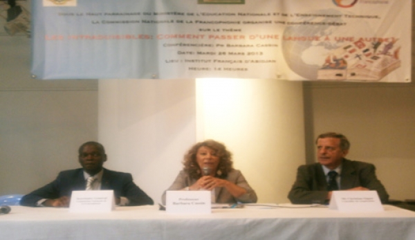 De gauche à droite: M. Zorro Bi Ballo, (SG de la commission nationale de la francophonie), Pr. Barbara Cassin (conférencière) et M. Chistian Oquet, conseiller de coopération à l'institut Français d'Abidjan.