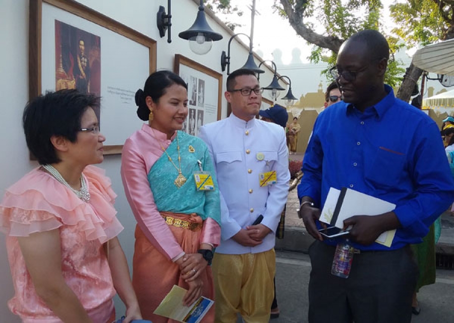 Des festivaliers, déguisés en tenue traditionnelle Thaï échangent avec le confrère du Sénégal.