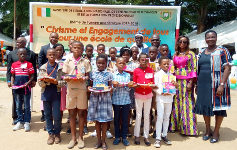 Les élèves primés ont reçu des kits scolaires.