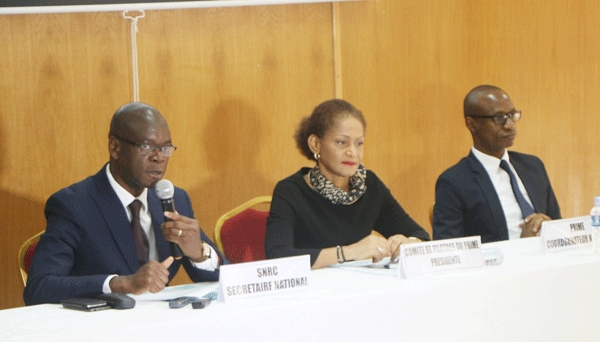 Zoro Bi-Ballo Epiphane, Secrétaire National au Renforcement des Capacités (à gauche), en compagnie de Anne Marie Konan Payne la présidente du comité de pilotage (Prime).