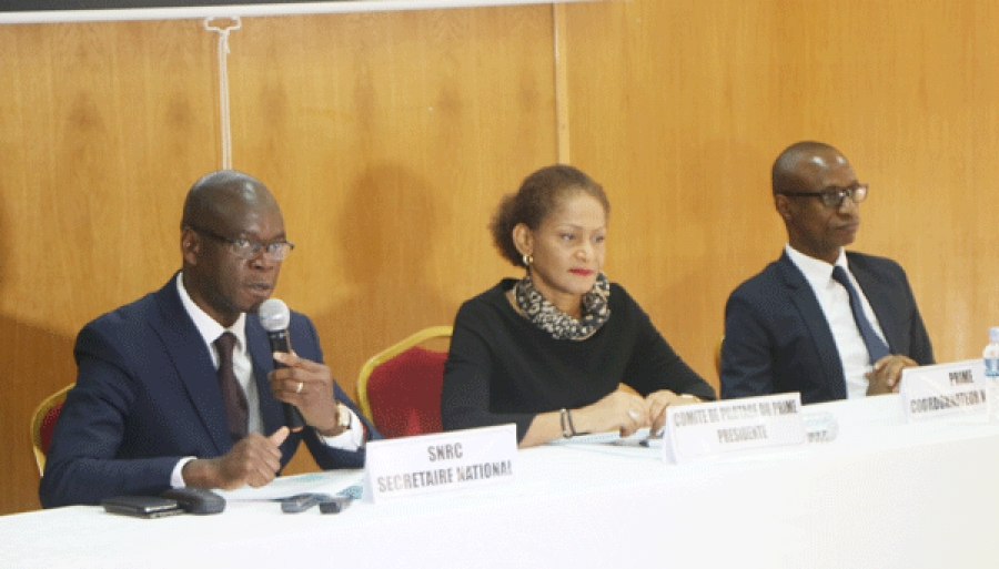 Zoro Bi-Ballo Epiphane, Secrétaire National au Renforcement des Capacités (à gauche), en compagnie de Anne Marie Konan Payne la présidente du comité de pilotage (Prime).
