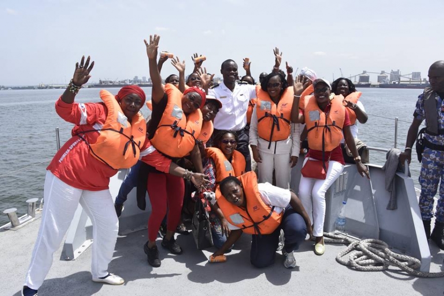 Légende : Un groupe de femmes de marins à bord d’un des patrouilleurs avant l’entame de la ballade nautique.