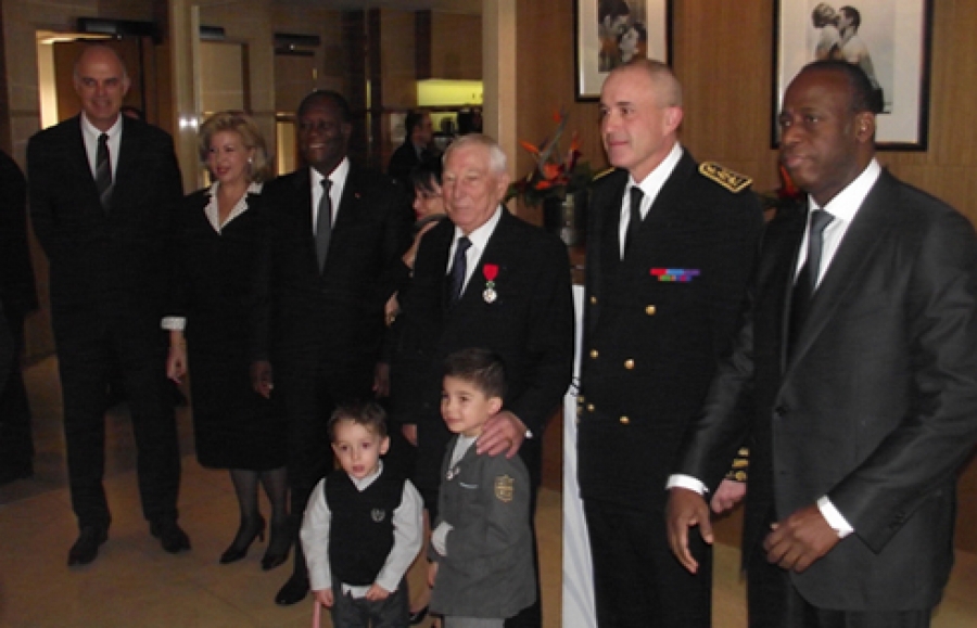 Guy Nouvian en 1992 à Sanary où il recevait la légion d'honneur en présence du couple présidentiel et du maire de Sanary.