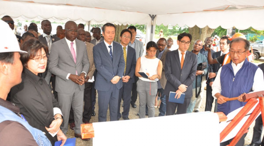 Rhee Yong-Il et Amédé Kouakou ont souligné la nécessité de renforcer la coopération économique et technique pour le bonheur des deux peuples.
