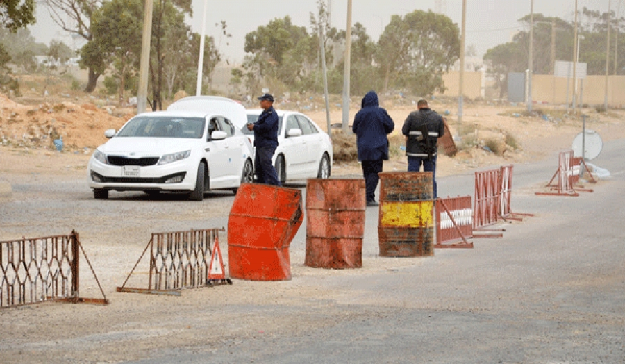 Les forces de sécurité tunisiennes vérifient les véhicules près du poste de douane tunisien au poste-frontière de Ras Jedir avec la Libye, le 22 mars 2016.