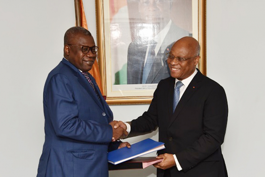 Après avoir paraphé les clauses régaliennes d’exploration et d’exploitation avec le ministre de l’Industrie et des Mines, Jean-Claude Brou, le Pca de Lea, Michel Bictogo