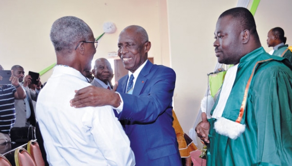 Le Pr Dago Lezou (au centre) arrive au bout d'une exceptionnelle carrière.