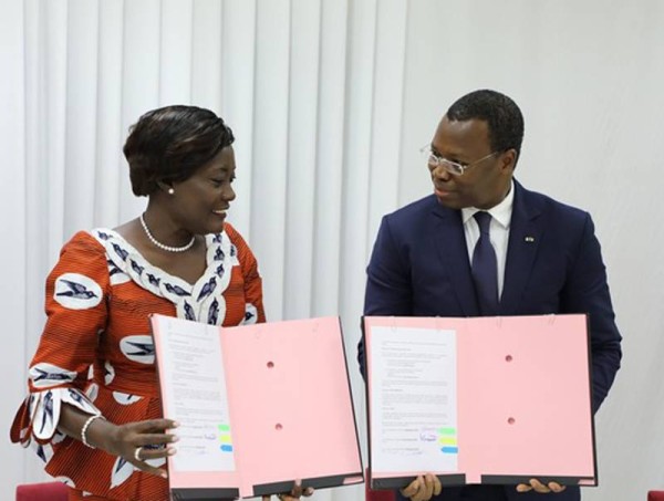 La ministre Mariatou Koné et Aboulaye Sory après la signature du mémorandum