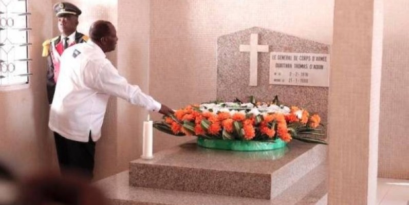 Le Président Alassane Ouattara sur la tombe du général Thomas d'Aquin à Katiola. (DR)