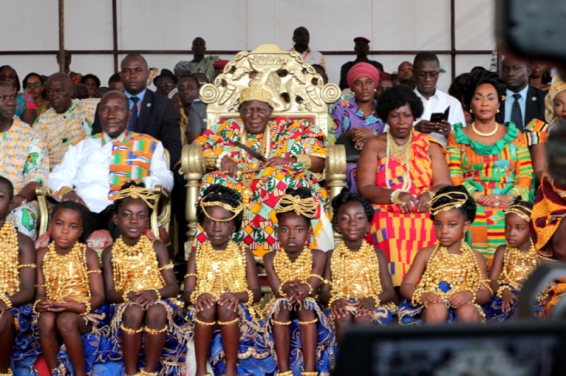 Entouré du Vice-Président de la République et de plusieurs personnalités du pays, le roi des N’Zima Kôtôkô a reçu les grandes familles qui forment sa population. (DR)