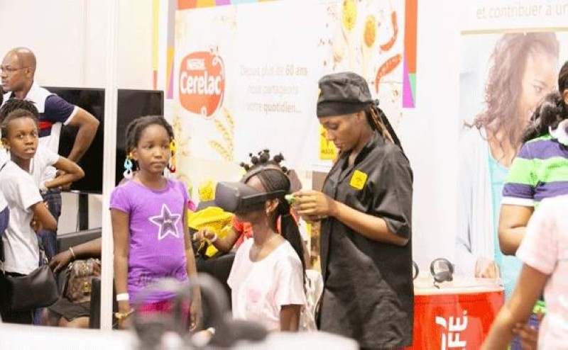 Des enfants visitent le stand de Nestlé