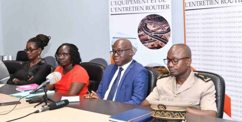 Issa Ouattara (2eà partir de la droite) coordonnateur du Ptua (DR)