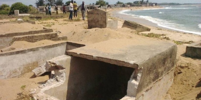 22 tombes emportées par l'océan à Lahou-Kpanda. (Fratmat.info)